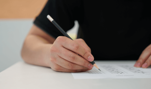 شخص خلال تقديم امتحان | freepik