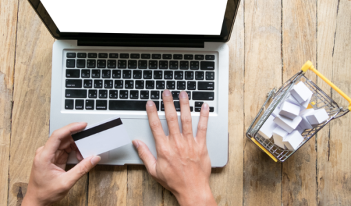 شخص يتسوق من متجر إلكتروني عبر حاسوبه المحمول | تعبيرية freepik