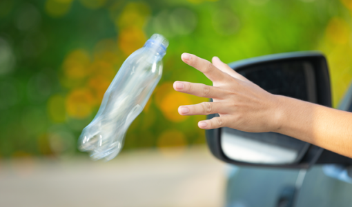 شخص يرمي علبة من السيارة | تعبيرية freepik