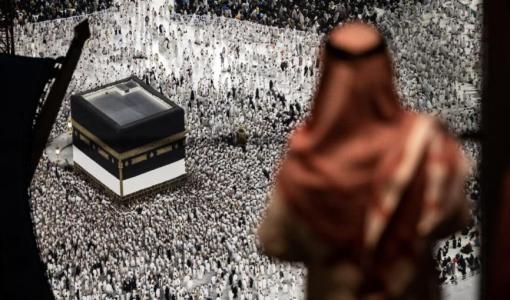 شخص ينظر إلى الكعبة المشرفة من مكان مرتفع خلال موسم الحج 2024 | وكالة الأنباء الفرنسية