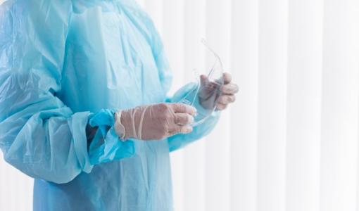 طبيب يستعد لإجراء عملية | تعبيرية freepik