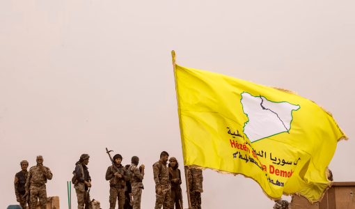 علم قوات سوريا الديمقراطية " قسد" | وكالة الأنباء الفرنسية