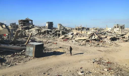 فلسطيني يقف قرب أنقاض منزل عائلته في خانيونس جنوب غزة | رويترز