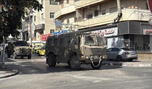 مدرعة لجيش الاحتلال تقتحم أحد الشوارع في الضفة | الأناضول