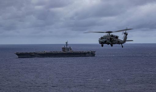 مروحية من طراز إس إتش-60 سي هوك تحلق إلى جانب حاملة الطائرات أبراهام لينكولن 8/1/2026 | الجيش الأمريكي