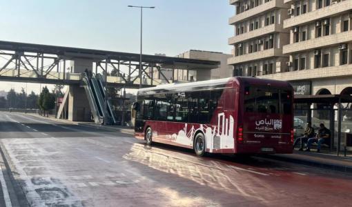 إحدى حافلات الباص سريع التردد من أمام الجامعة الأردنية | حسنى