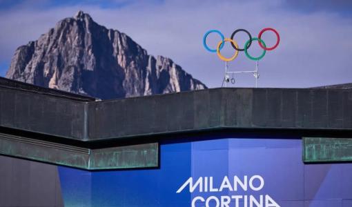 الحلقات الأولمبية التي نصبت أمام الجبال المحيطة بملعب كورتينا الأولمبي شمال إيطاليا 26/1/2026 | Getty Images