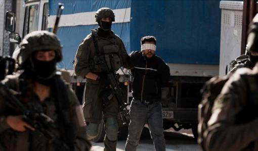 جنود الاحتلال يعتقلون أحد الفلسطينيين خلال اقتحام سابق في الضفة | الأناضول