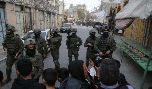 جنود الاحتلال يغلقون طريقا أمام الفلسطينيين في الضفة الغربية | الأناضول