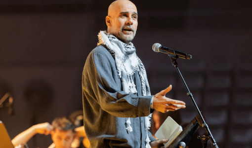 جوارديولا يرتدي الكوفية خلال حفل لدعم فلسطين