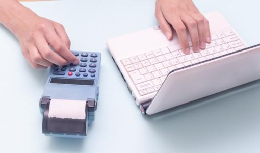 حاسوب محمول وجهاز فواتير | freepik