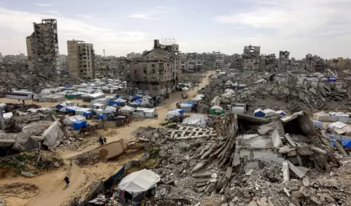 خيام تؤوي الفلسطينيين النازحين إلى جانب مبان مدمرة ومتضررة بشدة في غزة | وكالة الأنباء الفرنسية