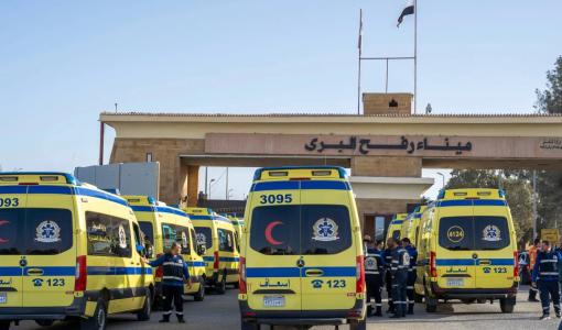 سيارات إسعاف أمام معبر رفح استعدادا للدخول إلى قطاع غزة 1/2/2026 | أسوشييتد برس