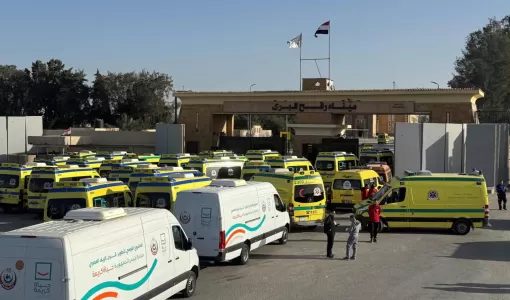 سيارات إسعاف تنتظر على الجانب المصري من معبر رفح الحدودي مع قطاع غزة 1/2/2026 | وكالة الأنباء الفرنسية