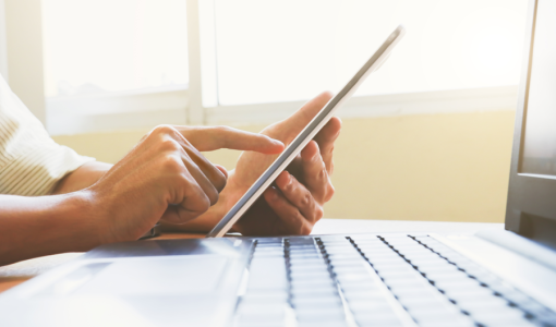 شخص يستخدم جهازا لوحيا | تعبيرية freepik