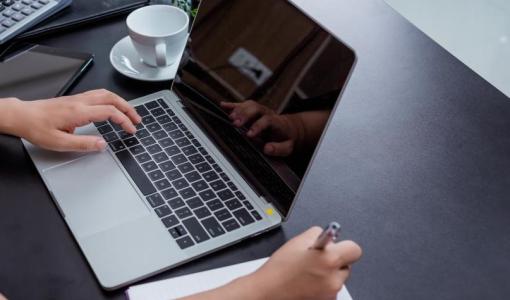 شخص يستخدم حاسوبا محمولا | تعبيرية freepik