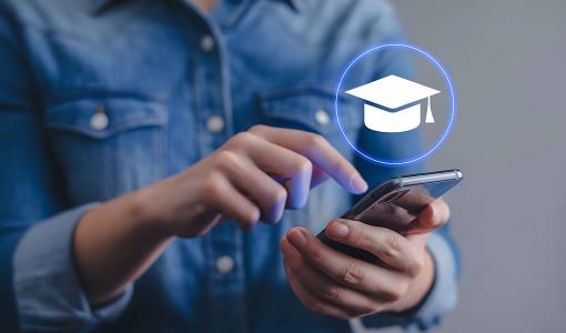 صورة مولدة بالذكاء الاصطناعي لشخص يحمل بيده هاتفا محمولا | freepik