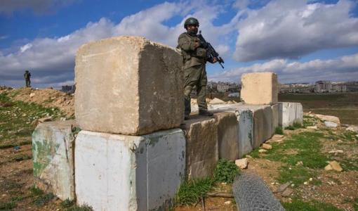 عناصر من جيش الاحتلال يقفون حراسا خلال افتتاح مستوطنة ياتسيف قرب بيت ساحور في الضفة الغربية 9/2/2026 | أسوشييتد برس