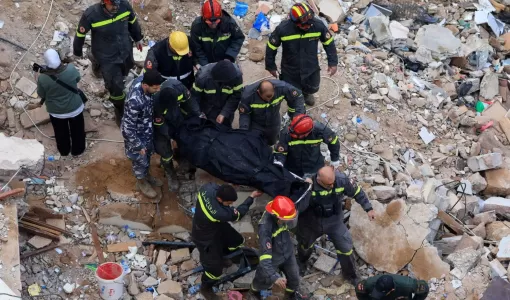 فرق الدفاع المدني اللبنانية يحملون جثمان أحد ضحايا انهيار عقار في طرابلس 8/2/2026 | رويترز