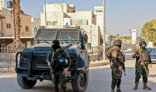 قوات أمن السلطة الفلسطينية تقف عند حاجز طريق في مدينة جنين 6/12/2024 | المصدر: وكالة فرانس برس