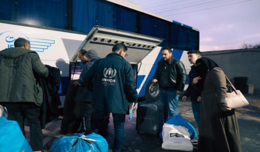 لاجئون سوريون يستعدون للعودة إلى سوريا انطلاقا من حافلات في عمان 11/12/2025 | مفوضية اللاجئين