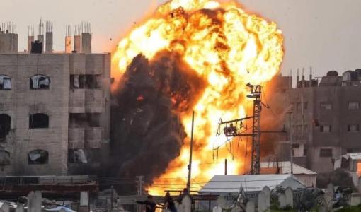 لحظة قصف منزل في حي الزيتون جنوب مدينة غزة 7/2/2026 | منصة إكس