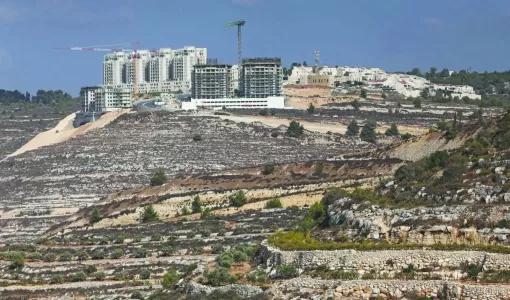 مبان حديثة البناء في مستوطنة غيفعات زئيف الإسرائيلية قرب مدينة رام الله الفلسطينية بالضفة الغربية | وكالة الأنباء الفرنسية