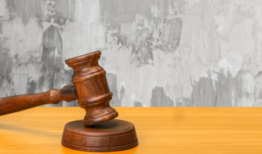 مطرقة خشبية | تعبيرية Freepik