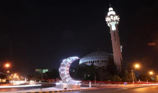 هلال وفي الخلفية يظهر مسجد الملك المؤسس عبدالله  الأول بن الحسين في منطقة العبدلي بالعاصمة عمان