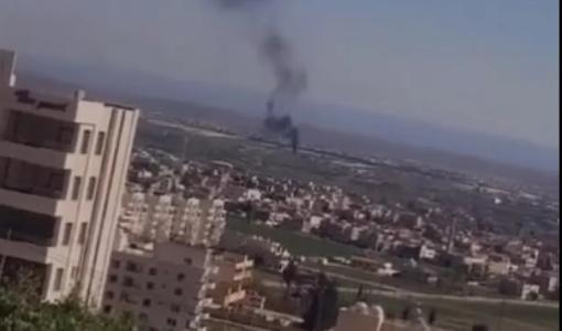 تصاعد أعمدة الدخان من موقع سقوط شظايا صاروخ إيراني في إربد 28/2/2026 | مواقع التواصل