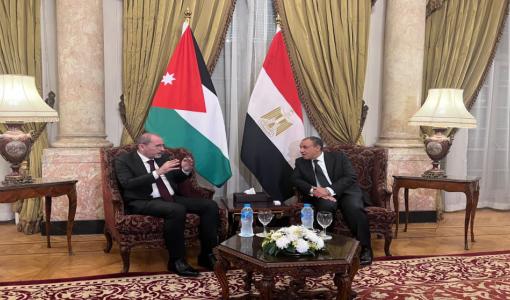 الصفدي خلال لقائه نظيره المصري بدر عبد العاطي في القاهرة | أرشيفية وزارة الخارجية