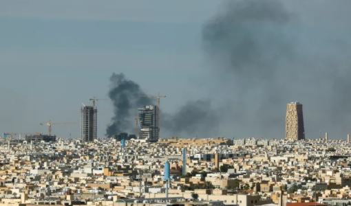 تصاعد أعمدة الدخان بعد هجوم إيراني استهدف مدينة الرياض 5/3/2026 | رويترز