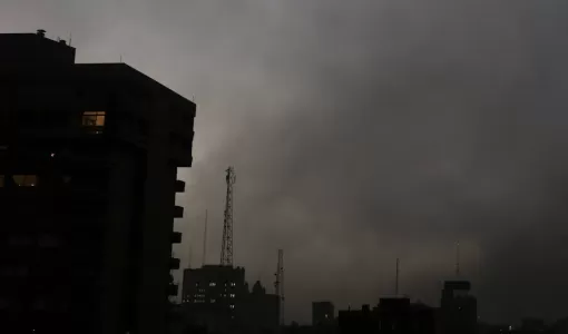 تصاعد الأدخنة من سماء طهران بعد غارات أمريكية إسرائيلية | رويترز