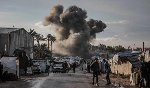 تصاعد الدخان بعد غارة إسرائيلية قرب مخيم يؤوي نازحين في دير البلح بوسط قطاع غزة | وكالة الأنباء الألمانية