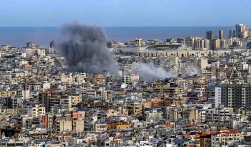 تصاعد الدخان جراء غارة إسرائيلية على الضاحية الجنوبية لبيروت | وكالة الأنباء الفرنسية