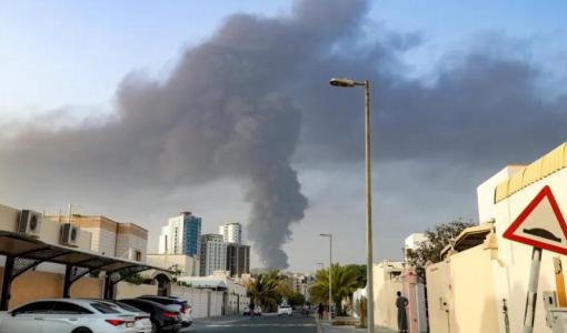 تصاعد عمود كثيف من الدخان عقب انفجار سابق في المنطقة الصناعية بالفجيرة 3/3/2026 | وكالة الأنباء الفرنسية