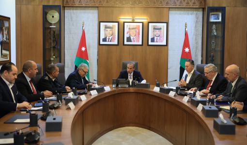 جعفر حسان يناقش تسهيل إجراءات حركة المناولة والشحن والتخليص في موانئ العقبة 8/3/2026 | رئاسة الوزراء