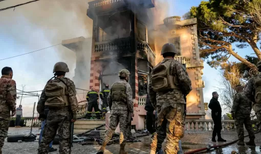 جنود لبنانيون وعناصر من الدفاع المدني يتفقدون مبنى احترق إثر قصف إسرائيلي على قرية مرجعيون جنوب لبنان | وكالة الأنباء الفرنسية