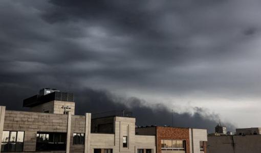 دخان يتصاعد بعد غارة على خزانات الوقود في مصفاة نفط بطهران 8/3/2026 | وكالة أنباء غرب آسيا