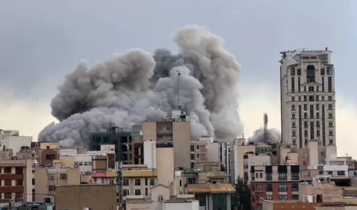 سحابة من الدخان تتصاعد عقب غارة جوية في طهران | أسوشييتد برس