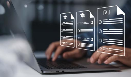 شخص يستخدم حاسوبا محمولا | تعبيرية freepik