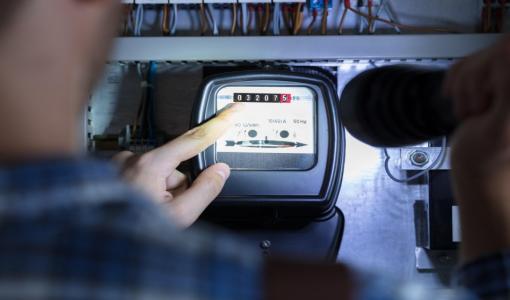 شخص يقيس كمية استهلاك عداد كهرباء | shutterstock