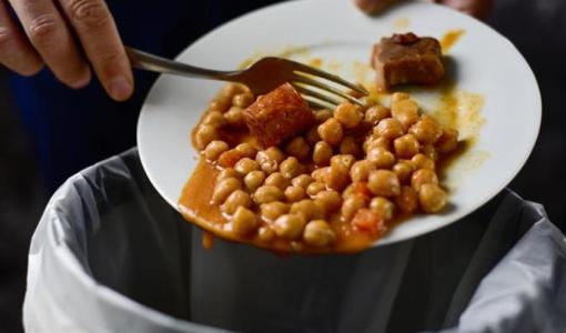 شخص يلقي الطعام في النفايات | تعبيرية