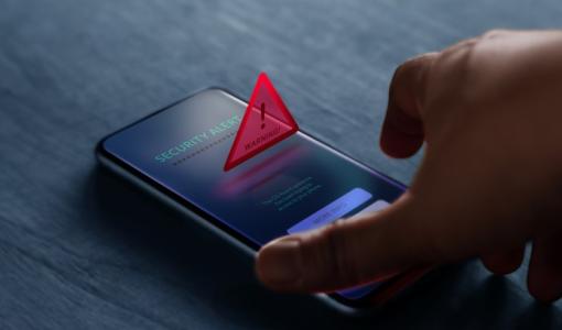 شخص يمسك هاتفا محمولا عليه تنبيه | تعبيرية freepik