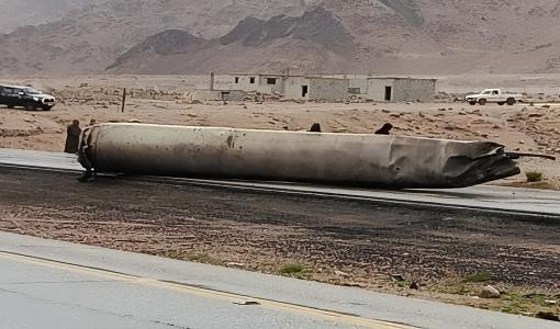 صاروخ إيراني سقط على الطريق الصحراوي الذي يربط جنوب الأردن بشماله 26/3/2026 | مواقع التواصل