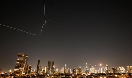 صواريخ إيرانية في سماء تل أبيب | رويترز