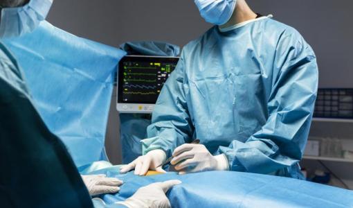 صورة تعبيرية لأطباء يجرون عملية جراحية لمريض | Freepik