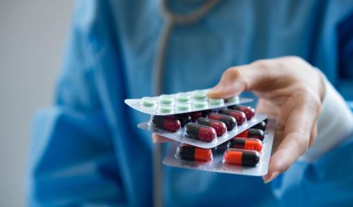 صورة تعبيرية لطبيب يحمل أدوية | Freepik