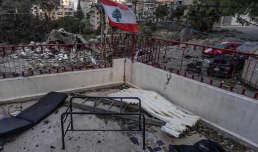 علم لبنان في موقع تعرض للقصف في النبطية 24/3/2026 | رويترز