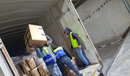 عمال يحملون طرودا بريدية وصلت إلى الأردن عبر المنافذ البرية 24/3/2026 | البريد الأردني